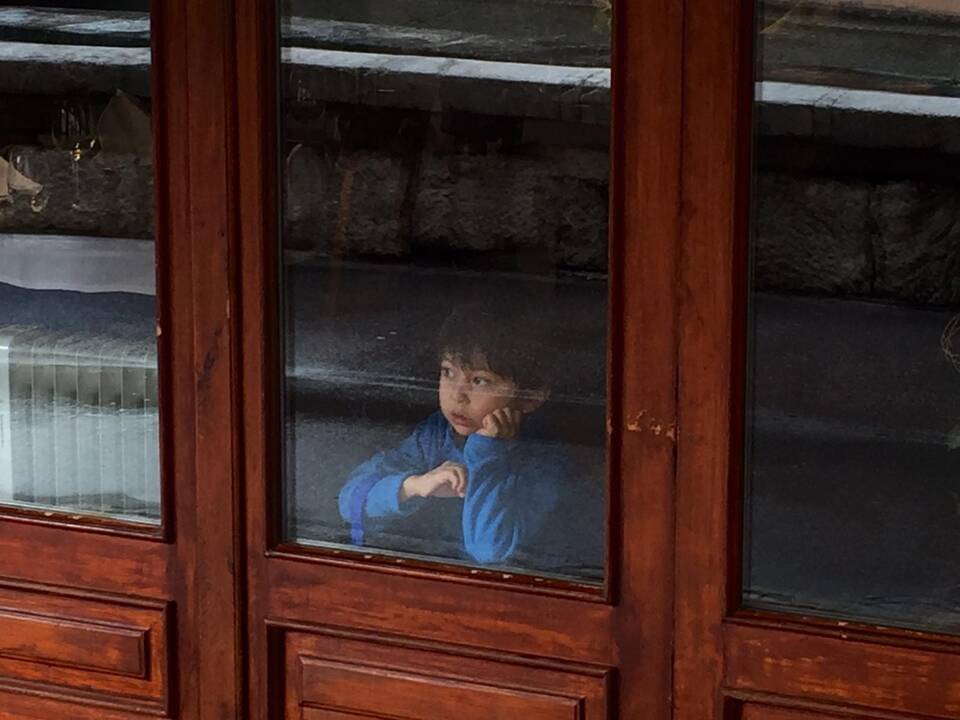Dažnai feisbuko draugams sukūrus šeimą, jų srautas nurimsta. Čia šeima Lietuvos pajūryje.