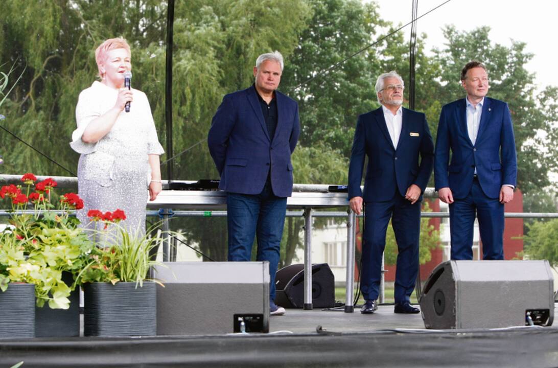 Iššūkiai: sveikindama bendruomenę mokslo metų pabaigos proga centro vadovė dr. D.Martišauskienė (kairėje) akcentavo, jog šie mokslo metai dėl pandemijos buvo neeiliniai, tačiau tekusius iššūkius pavyko įveikti.