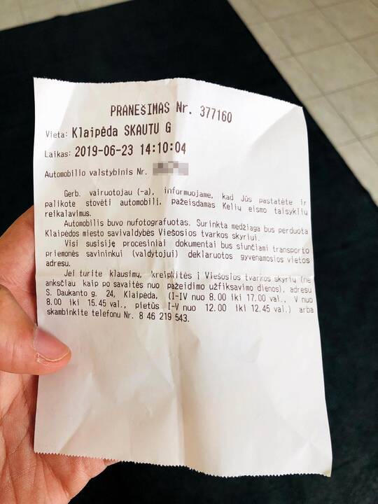 Apmaudu: pranešimą apie Skautų gatvėje neva padarytą Kelių eismo taisyklių pažeidimą gavęs klaipėdietis sutriko, nes sustoti draudžiančių ženklų čia nėra.