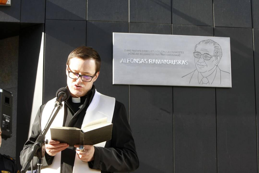 Įamžinimas: atidengta atminimo lenta, skirta Lietuvos jūrų laivininkystės įkūrėjui ir ilgamečiam vadovui A.Ramanauskui.