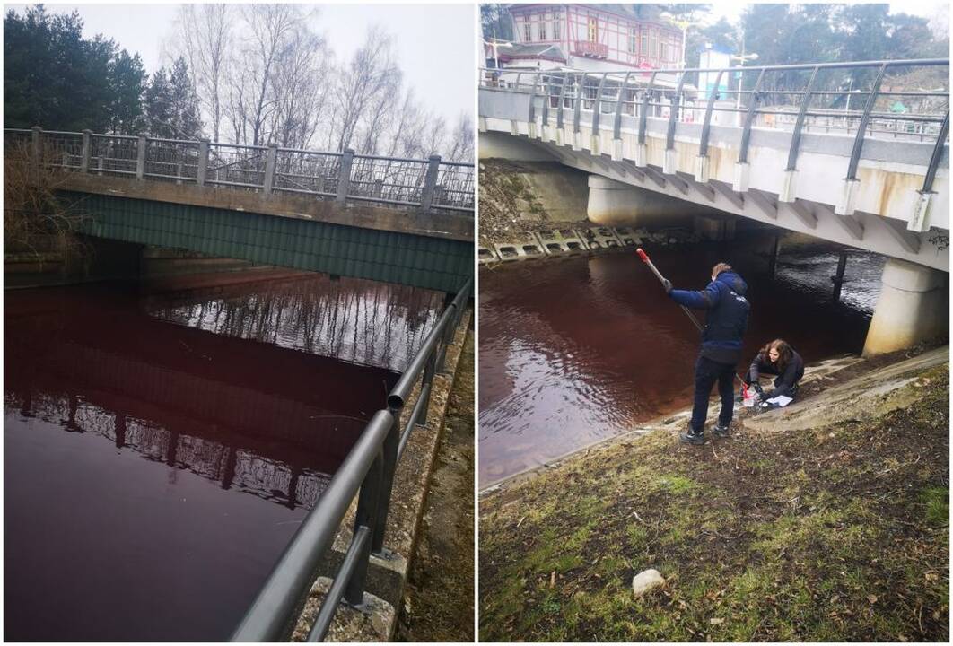 Spalva: Palangos centre tekanti upė tapo raudona.