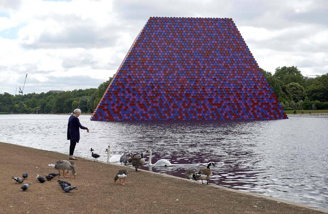 Londono parke – egiptiečių kapaviečių instaliacijos