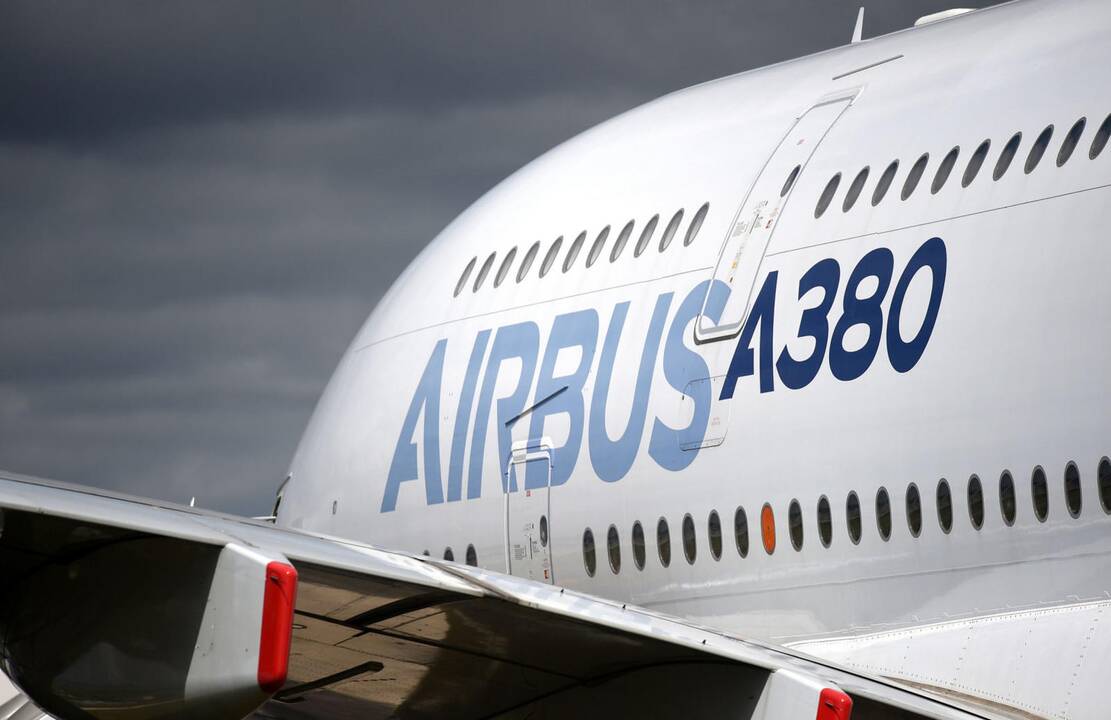 „Airbus“ nutraukia brangių superlainerių A380 gamybą