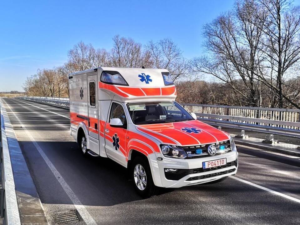 „Volkswagen Krafter“ – labiau pritaikytas sunkių pacientų gabenimui, o štai „Volkswagen Amarok“ nebaisios jokios bekelės.