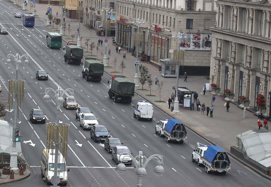 Mokytojų ir studentų protestai Minske: į centrą vežama specialioji technika