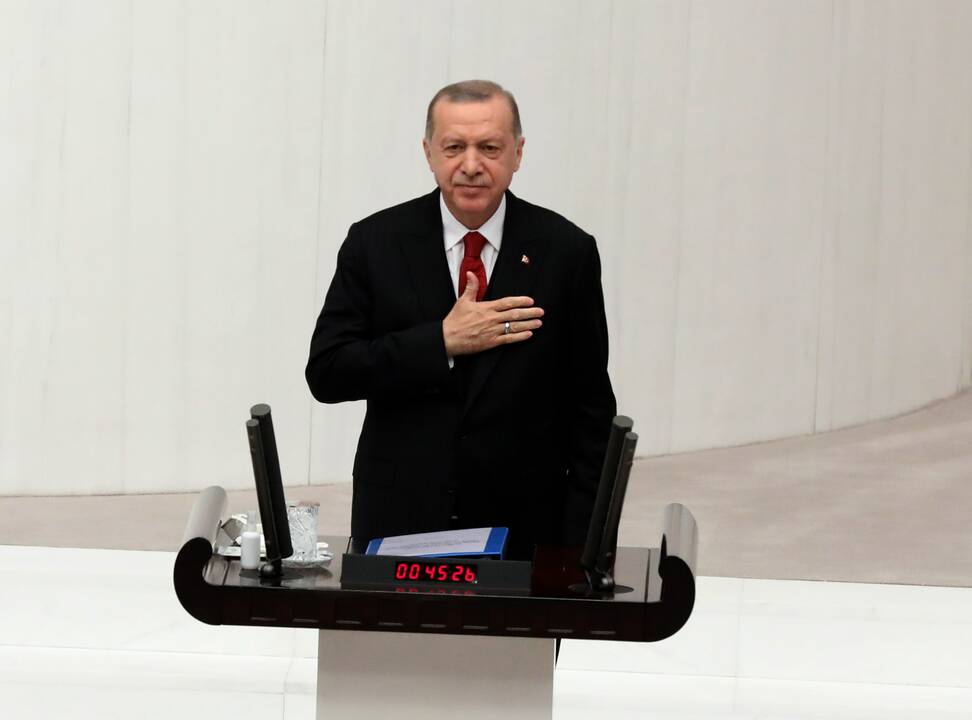 Vienas: telkdamas vis daugiau valdžios savo rankose ir priimdamas neišdiskutuotus sprendimus R.T.Erdoğanas nutolo nuo buvusių bendražygių.