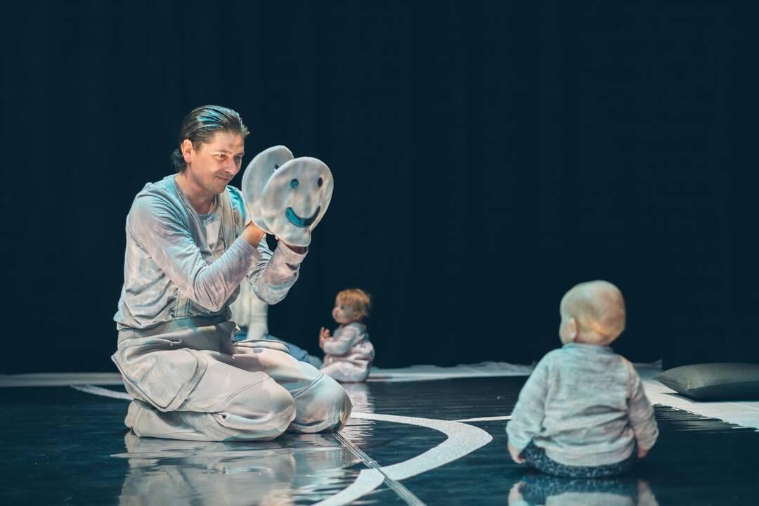 Scena iš Klaipėdos lėlių teatro spektaklio „Be galo, be krašto“ (rež. B.Banevičiūtė).