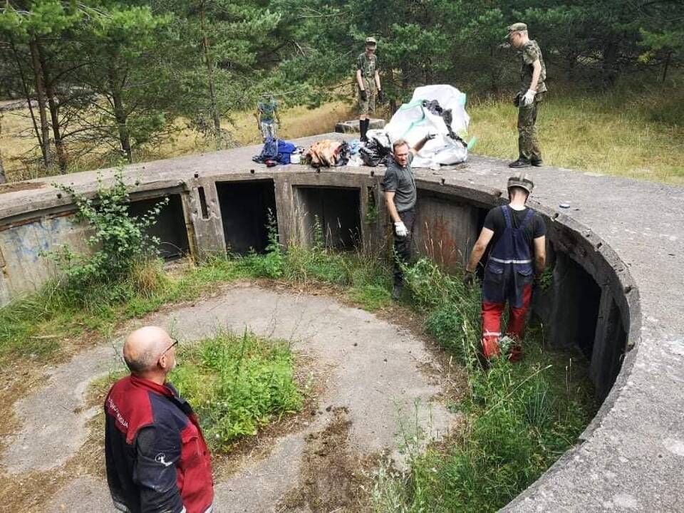 Talka: karo istorijos mėgėjai, valydami Alksnynės gynybinius įtvirtinimus, aptiko istorijos artefaktų – sagą, šovinių ir bato pakaustą.