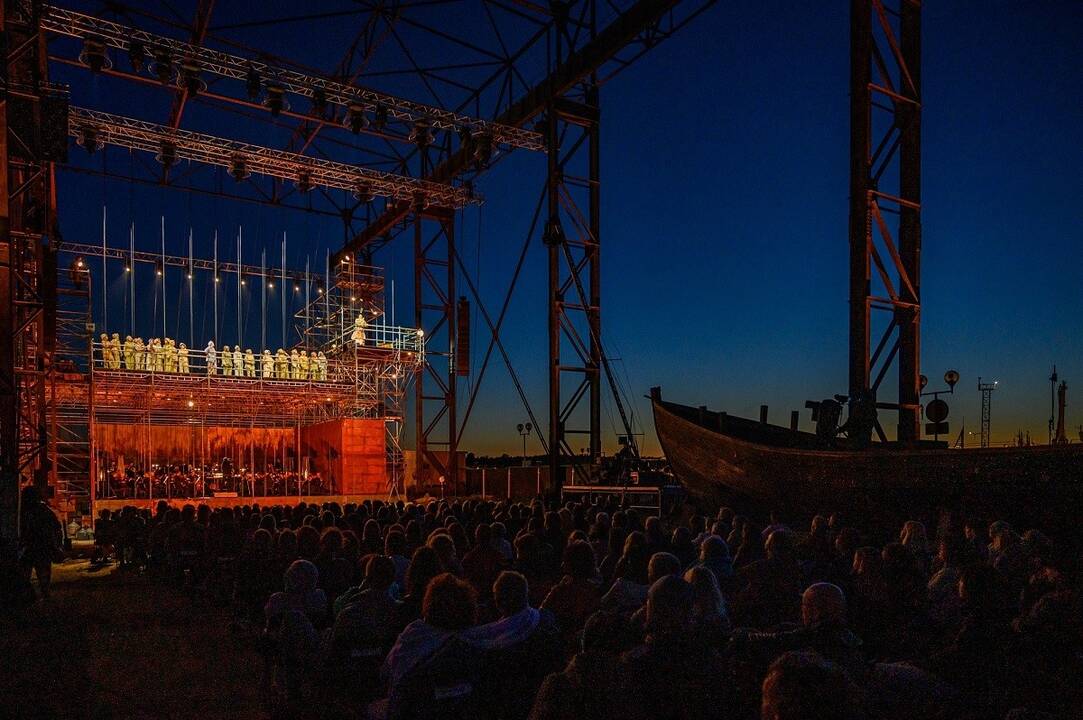 Scenos iš Klaipėdos muzikinio teatro pastatytos R.Wagnerio operos „Skrajojantis olandas“.