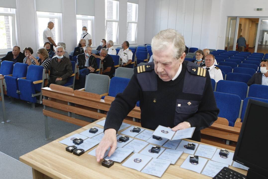 Įvertinimas: "Jūros veterano" ženklus Lietuvos jūrininkų sąjungos pirmininkas Petras Bekėža vakar įteikė 14 uostamiesčio jūrininkų, didžiąją savo gyvenimo dalį atidavusių šiai profesijai.