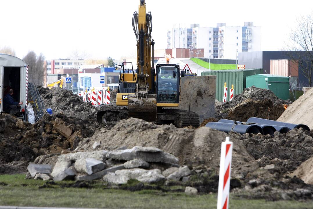 Apsižiūrėjo: tiesiant komunikacijas paaiškėjo, kad dalis Baltijos prospekto pagrindo – per silpna.