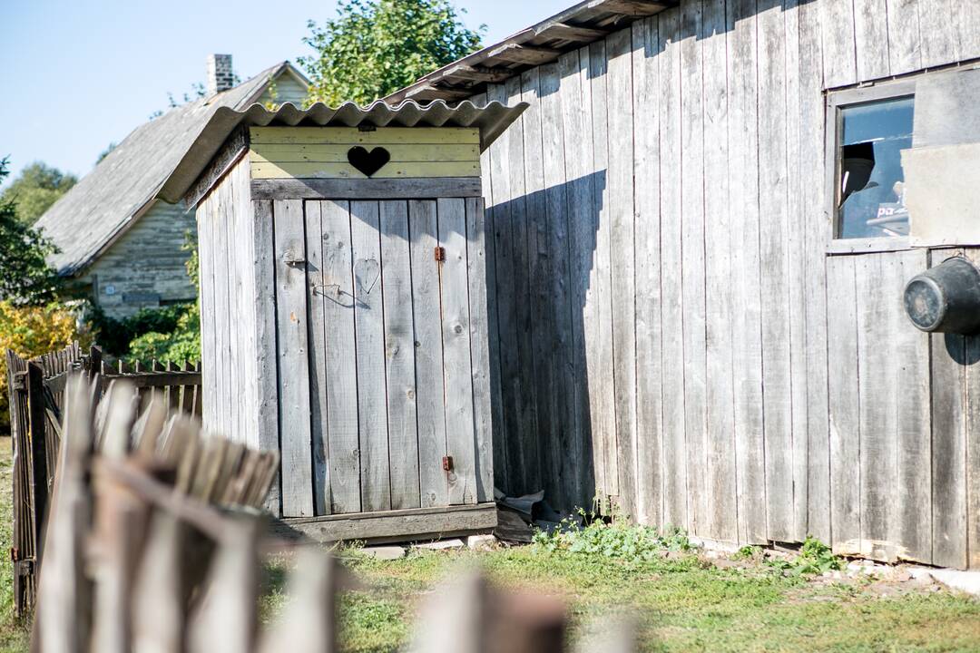 Problema: dalis klaipėdiečių iki šiol naudojasi lauko tualetais.