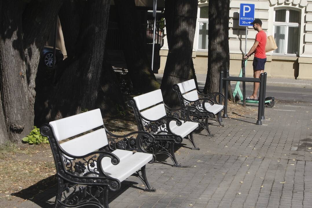 Sugrįžo: prieš Jūros šventę dėl saugumo išmontuoti šviečiantys suolai atgal pastatyti atnaujinti.