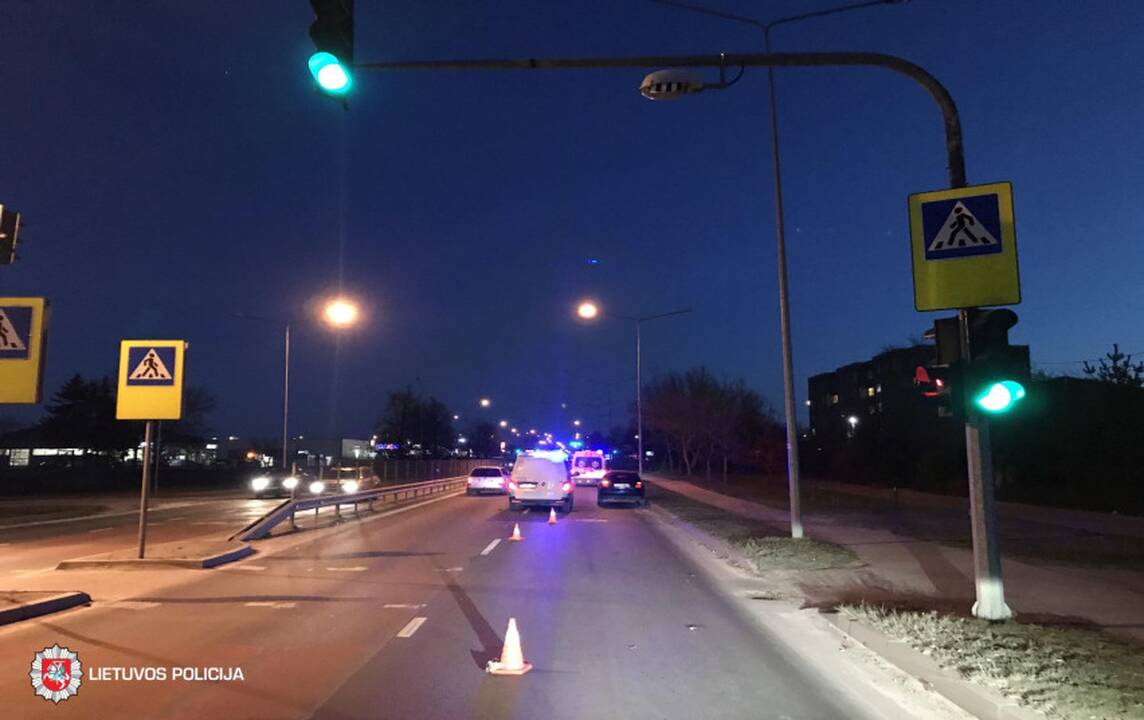 Praėjusią parą keliuose žuvo du žmonės: vyrą ir moterį partrenkė pėsčiųjų perėjose
