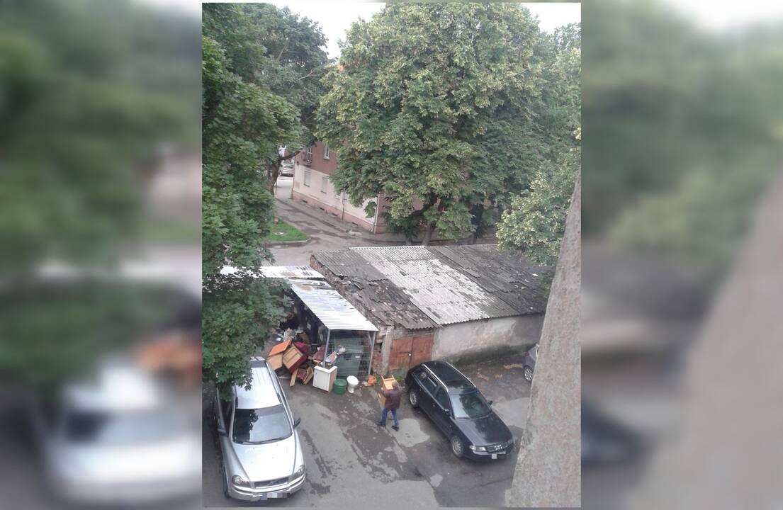 Pasistengė: Viešosios tvarkos skyriaus darbuotojai tarsi sekliai bandys sužinoti, kas yra šis nereikalingus daiktus kieme sukrovęs vyras.