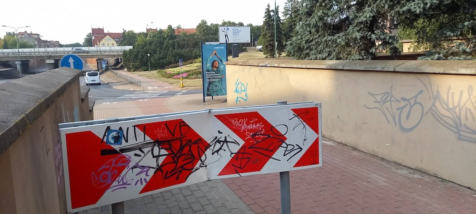 Sulaužė: savivaldybės atstovas spėja, kad ženklai neatlaikė susidūrimo su Jūros šventės dalyviais.