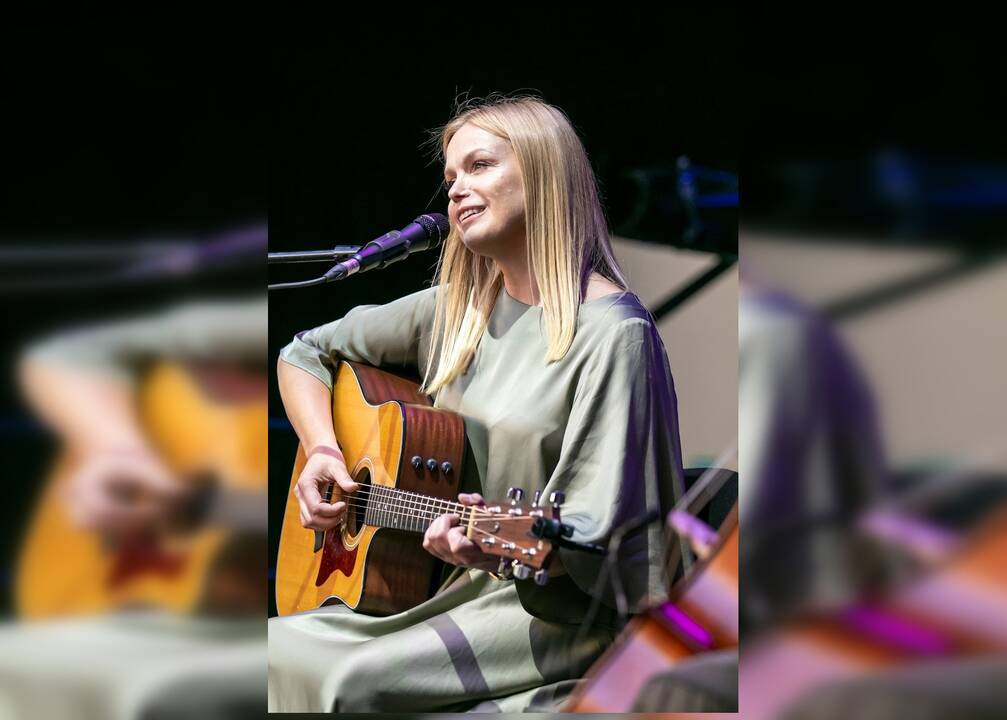 V.Radvilė – gitaros pedagogė, autorinių dainų kūrėja ir atlikėja.