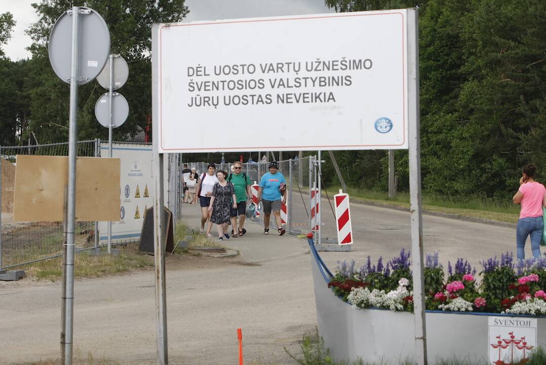 Aptvėrė: Šventosios uoste vyksta rekonstrukcijos darbai, dėl kurių visa teritorija aptverta nuo pašalinių. O tai visą vasarą gadino nervus vandens motociklų gerbėjams, jiems neliko galimybių patekti į jūrą.