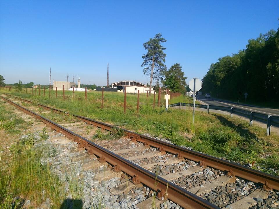 Patikrino: prie Kiškėnų geležinkelio pervažos vairuotojams matomumą užstojančios tvoros verslininkai taip ir nebaigė ardyti. Dalį strypų darbininkai išardė, bet didesnę dalį paliko.