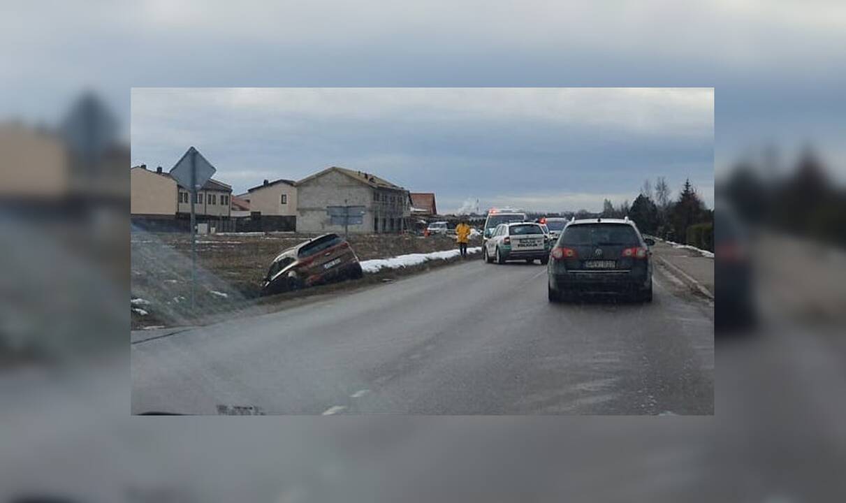 Klaipėdos rajone policijos ekipažą taranavęs automobilis kelionę baigė griovyje