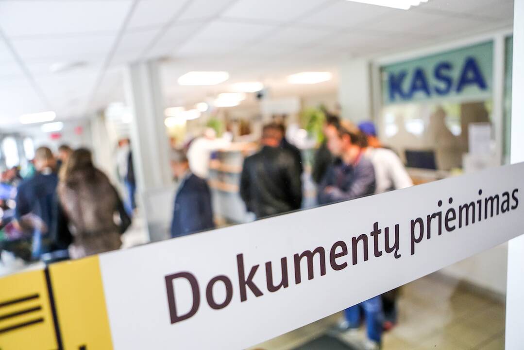 Nepatogumai: pensininkė iš Šilutės turėjo du kartus sulakstyti į "Regitros" padalinį Klaipėdoje – pirmą kartą paduodant prašymą vairuotojo pažymėjimui gauti, antrą kartą – jį atsiimant, nors pačioje Šilutėje veikia šios įmonės padalinys.