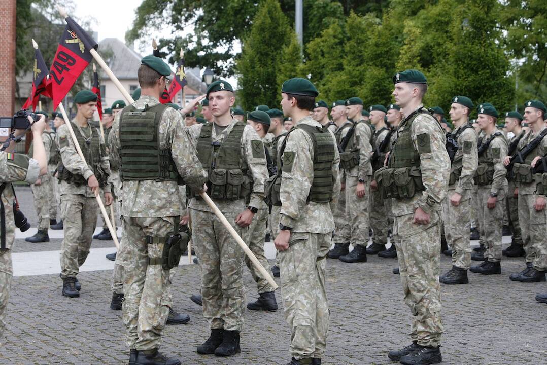 Vėlukai: bataliono kuopoms įteiktos vėliavėlės.