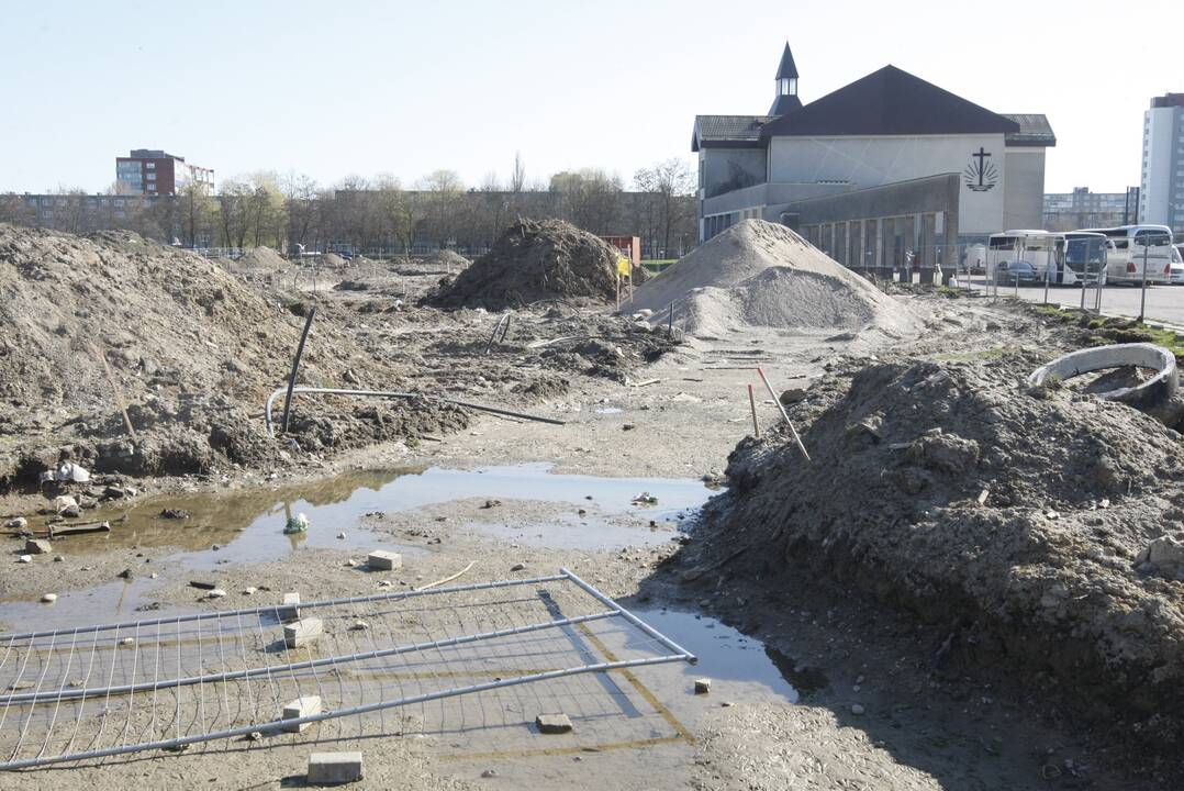 Sunkumai: pradėjus Sakurų parko įrengimo darbus, paaiškėjo, kad gruntas teritorijoje yra pernelyg drėgnas, tad reikia koreguoti projektą.