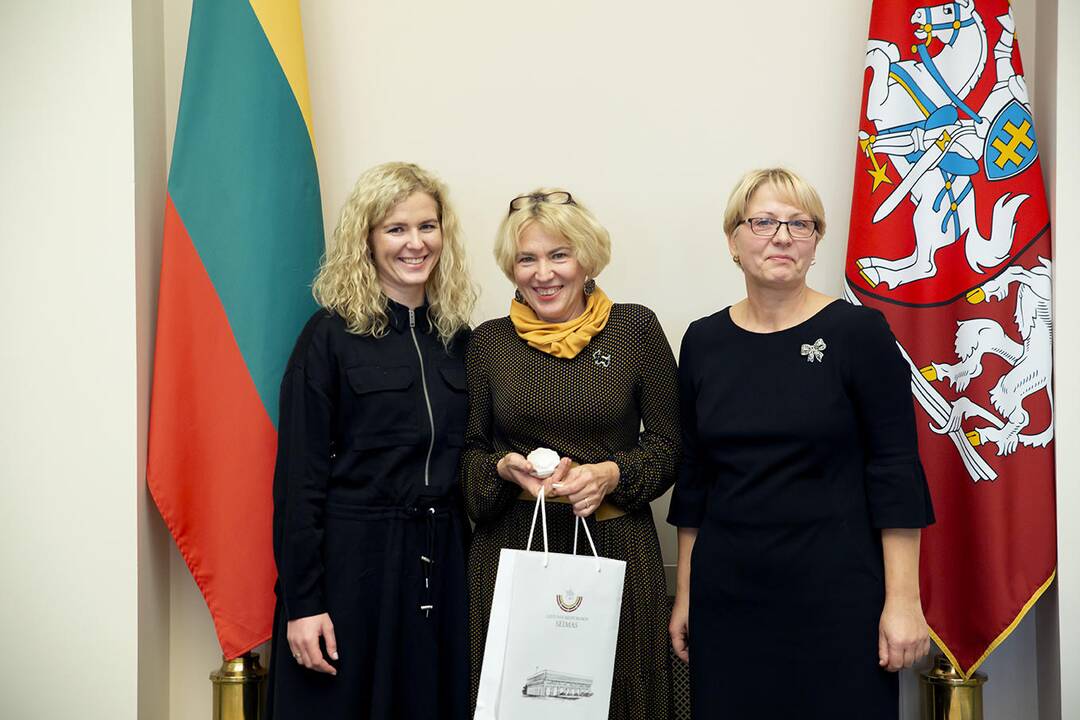 Poelgis: Giedrė Jonaitienė (centre) dalį savo kepenų padovanojo anūkei.