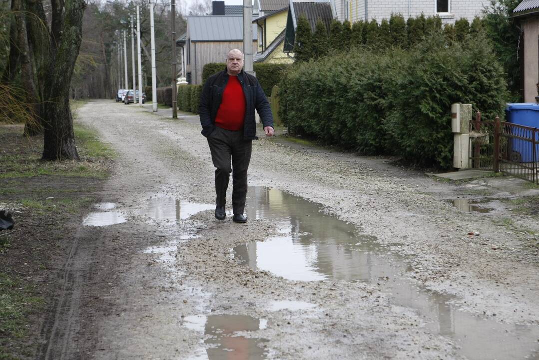 Gatvės: seniūnaitis V.Kavolis nuogąstavo, kad, Giruliams padidėjus iki keturių tūkstančių gyventojų, gyvenvietės keliai neatlaikys tokio srauto.