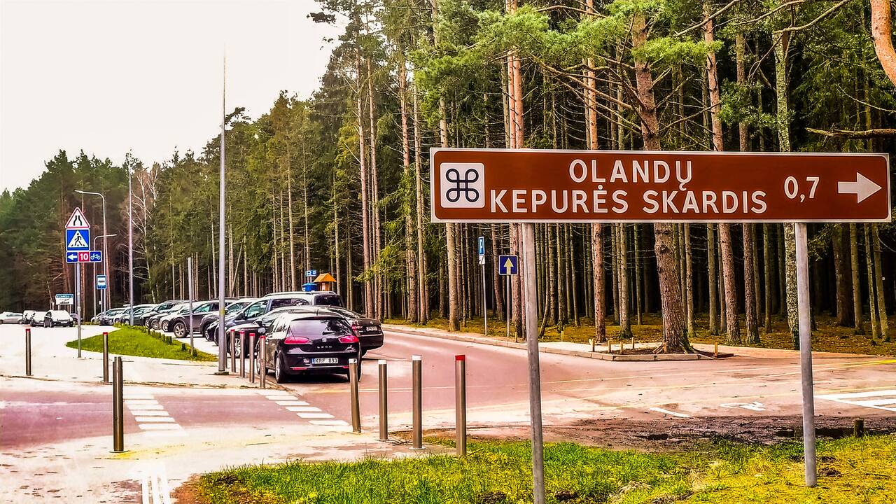 Antplūdis: paskelbus karantiną, žmonės atokvėpio ir ramybės ieško pajūryje – prie Olando kepurės aikštelė sausakimša.