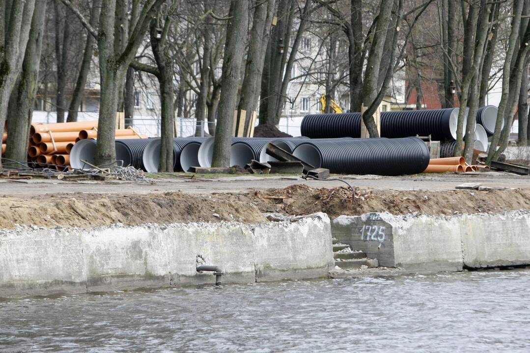 Trikdžiai: vasarį pradėtai Dangės skvero rekonstrukcijai – pirmieji netikėtumai.