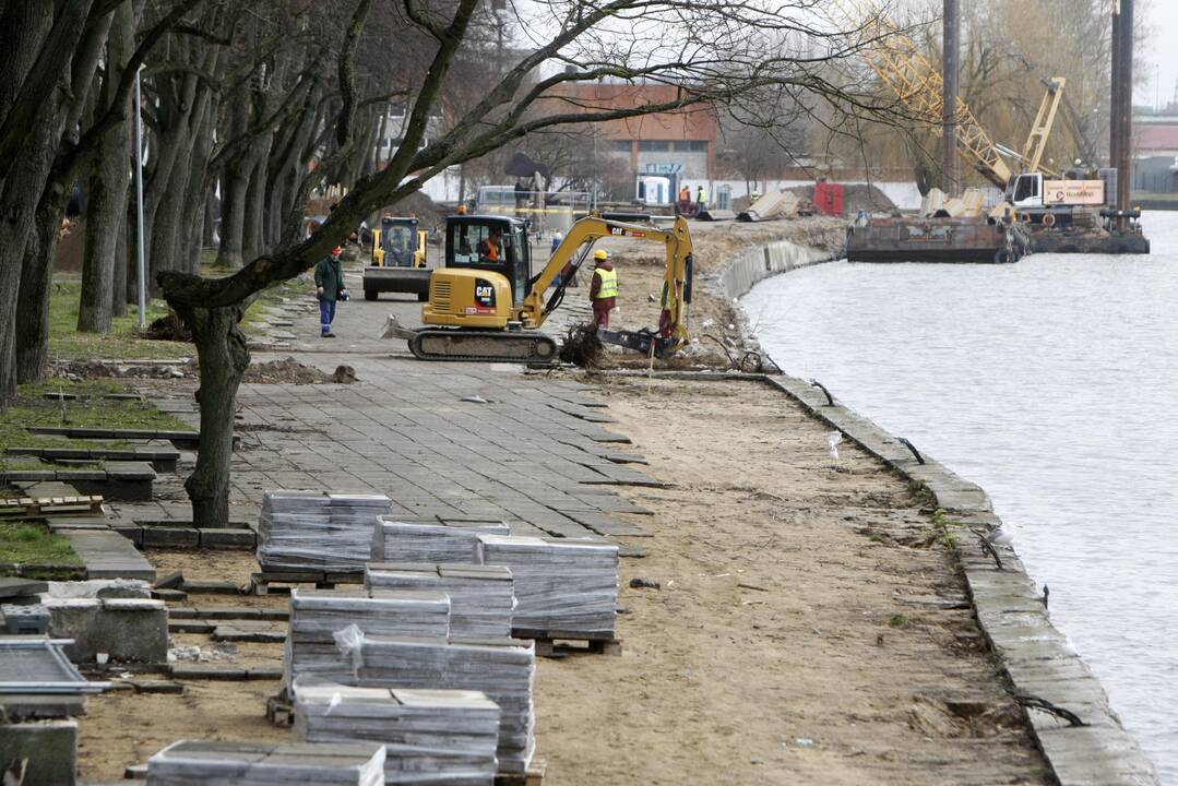 Trikdžiai: vasarį pradėtai Dangės skvero rekonstrukcijai – pirmieji netikėtumai.