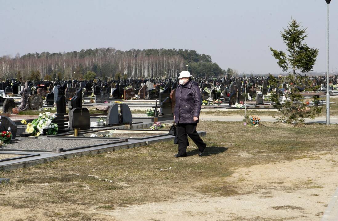 Planai: pareigūnai ketina lankytis kapinėse ir žiūrėti, ar lankytojai laikosi karantino reikalavimų.