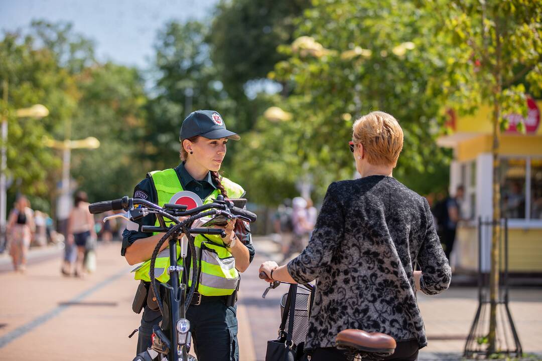 Prevencija: kurorte pareigūnai kalbino dviračiais važinėjančius žmones.