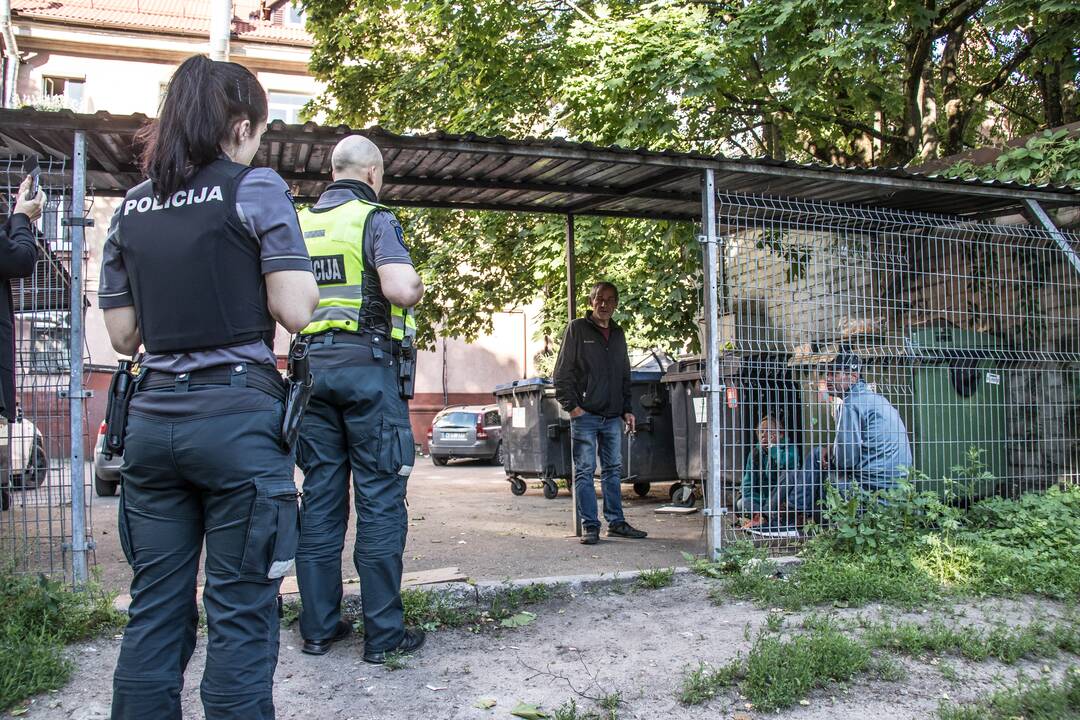 Nepabūgo: iškviesti policininkai atvažiavo greitai, bet neturėjo ko prikišti benamiams.