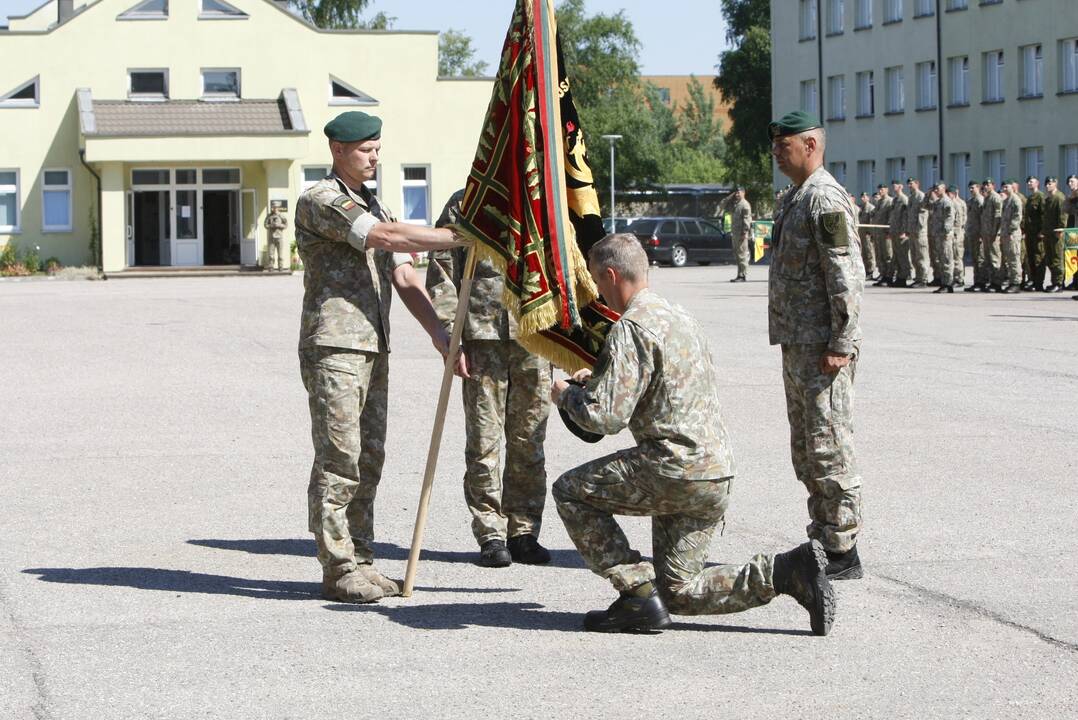 Šventė: Dragūnų batalione penktadienį įvyko iškilminga vadų pasikeitimo ceremonija, taip pat į atsargą išlydėti tarnybą baigę šauktiniai.