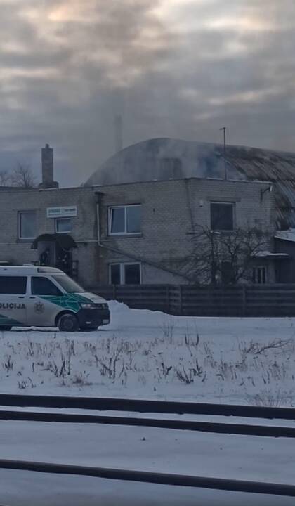Nuostoliai: Kretingoje medienos apdirbimo įmonės angare gaisras pridarė žalos.