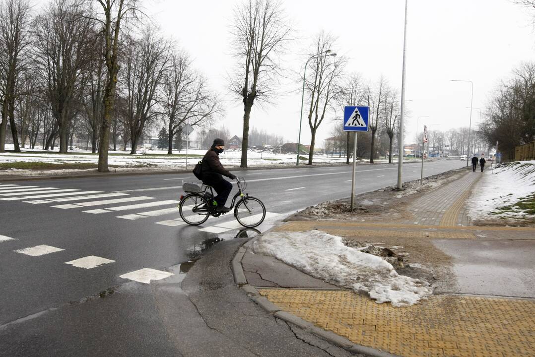 Susijungia: šioje Tilžės gatvės vietoje susikerta ne tik pėsčiųjų, bet ir dviračių takas, o perėja tenka įveikti 12 m atstumą.