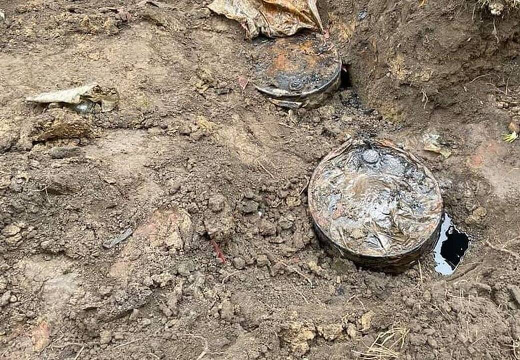 Radiniai: Salantuose, privačioje sodyboje, po žeme ne vienerius metus išgulėjo tonos dyzelino ir pusšimtis akumuliatorių.