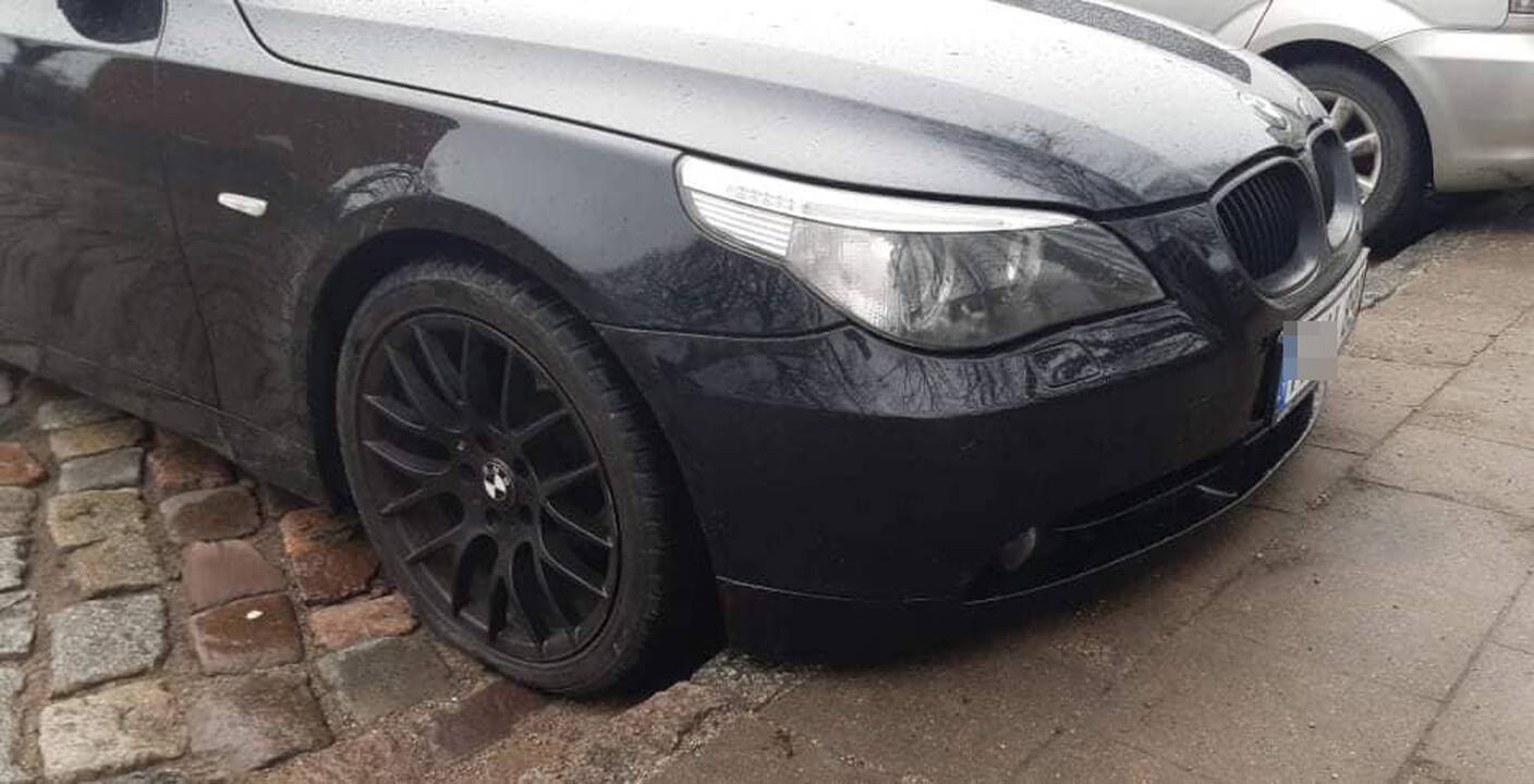 Ratai: taip atrodo dešinės BMW pusės padangos po pasivažinėjimo Neringos keliu.