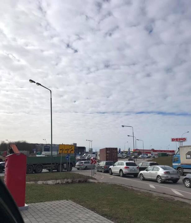 Eilės: Baltijos prospekto žiedinėje sankryžoje automobilių spūstys tapo kasdienybe. Atvažiuojantieji nuo Vilniaus plento pusės galimybės patekti į miestą laukia mažiausiai pusvalandį.
