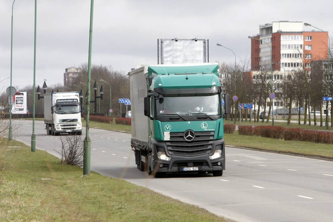 Skaičiai: tarp Taikos prospekto ir Minijos gatvės Baltijos prospektą vakarais sausakimšai užpildo į keltus skubantys vilkikai