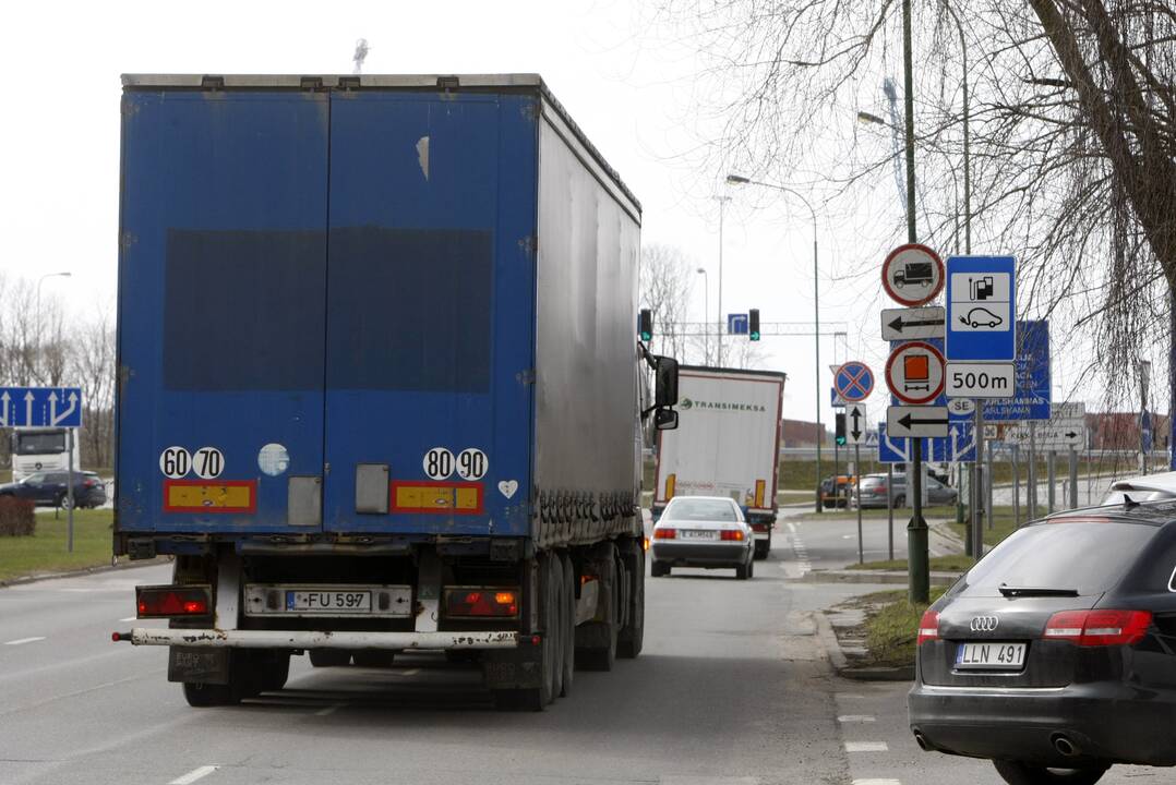 Skaičiai: tarp Taikos prospekto ir Minijos gatvės Baltijos prospektą vakarais sausakimšai užpildo į keltus skubantys vilkikai