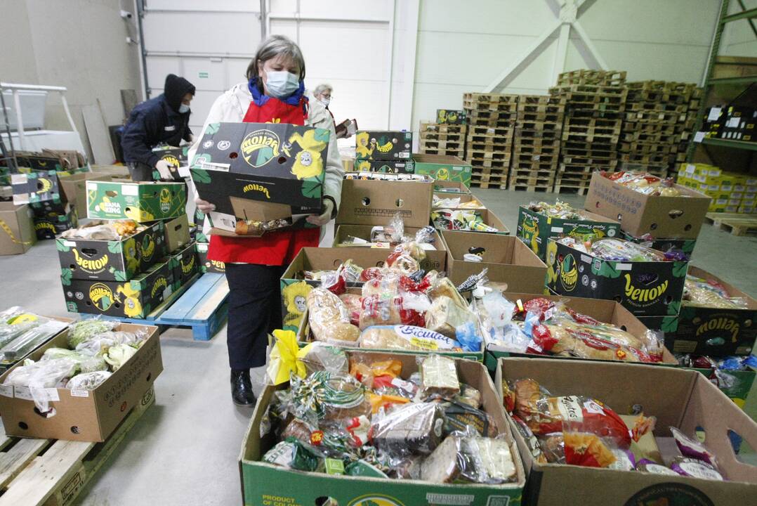 Padeda: per dieną „Maisto banko“ savanoriai išskirsto toną maisto, kuris išdalijamas nepasiturintiesiems.