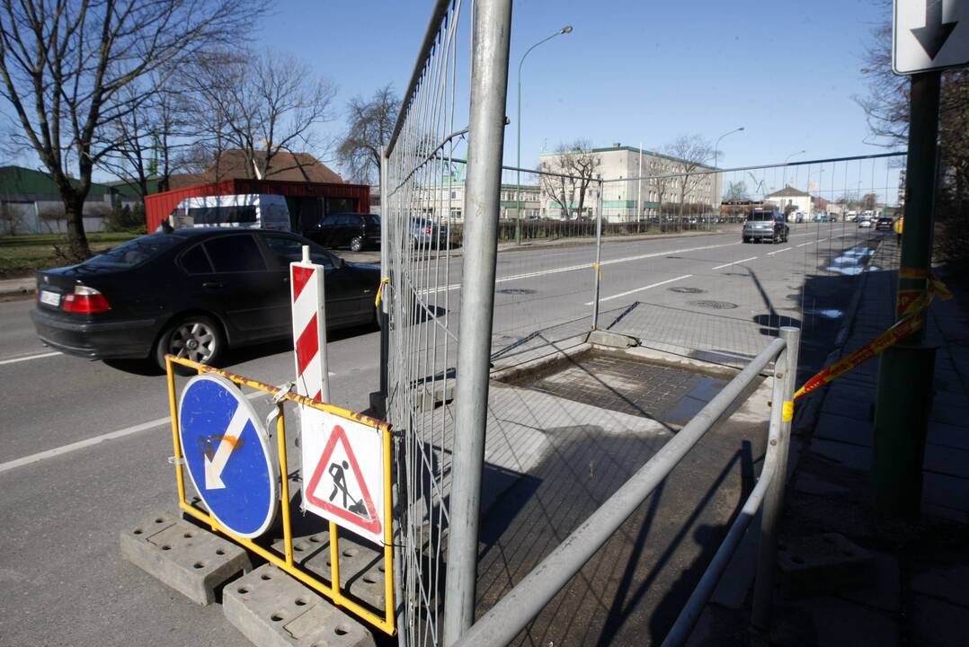 Sutvarkė: įlūžus senai dujotiekio kamerai, teko užtverti dalį Naujosios Uosto gatvės.