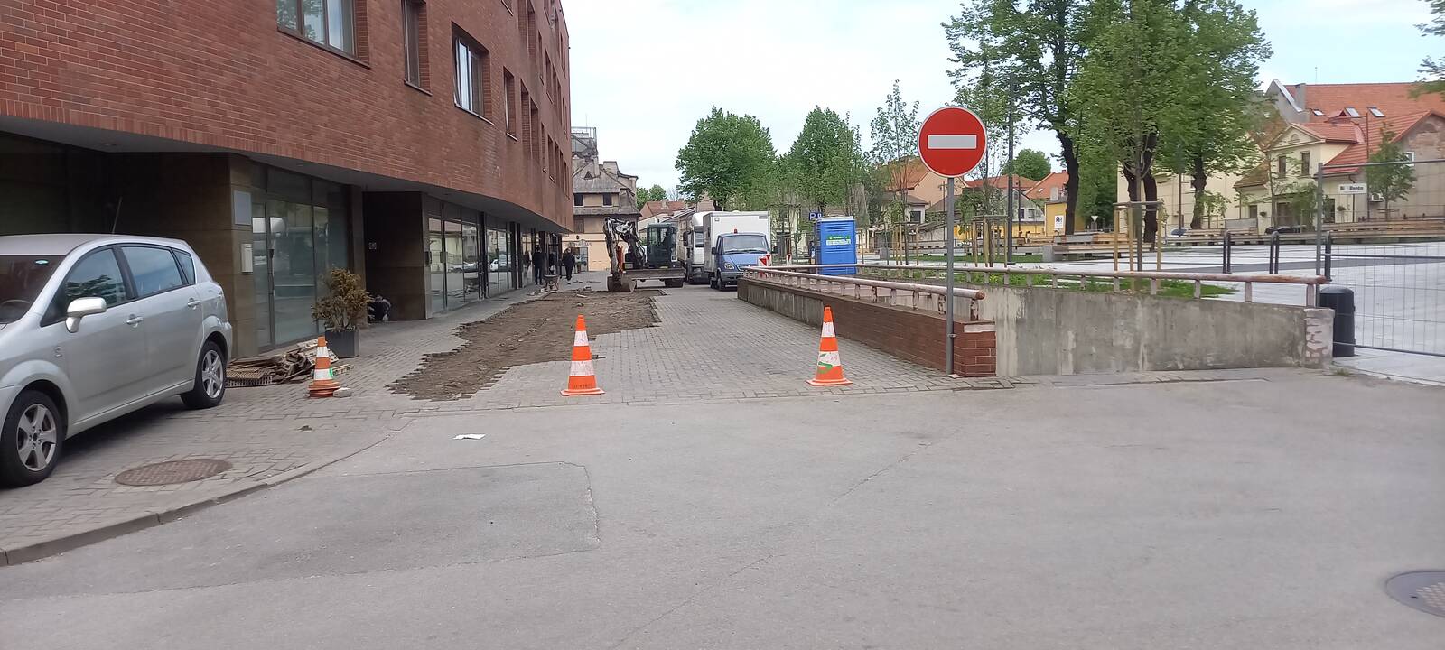 Išardė: tarp Ferdinando aikštės ir gyvenamųjų būstų pastato keičiami vandens latakai.