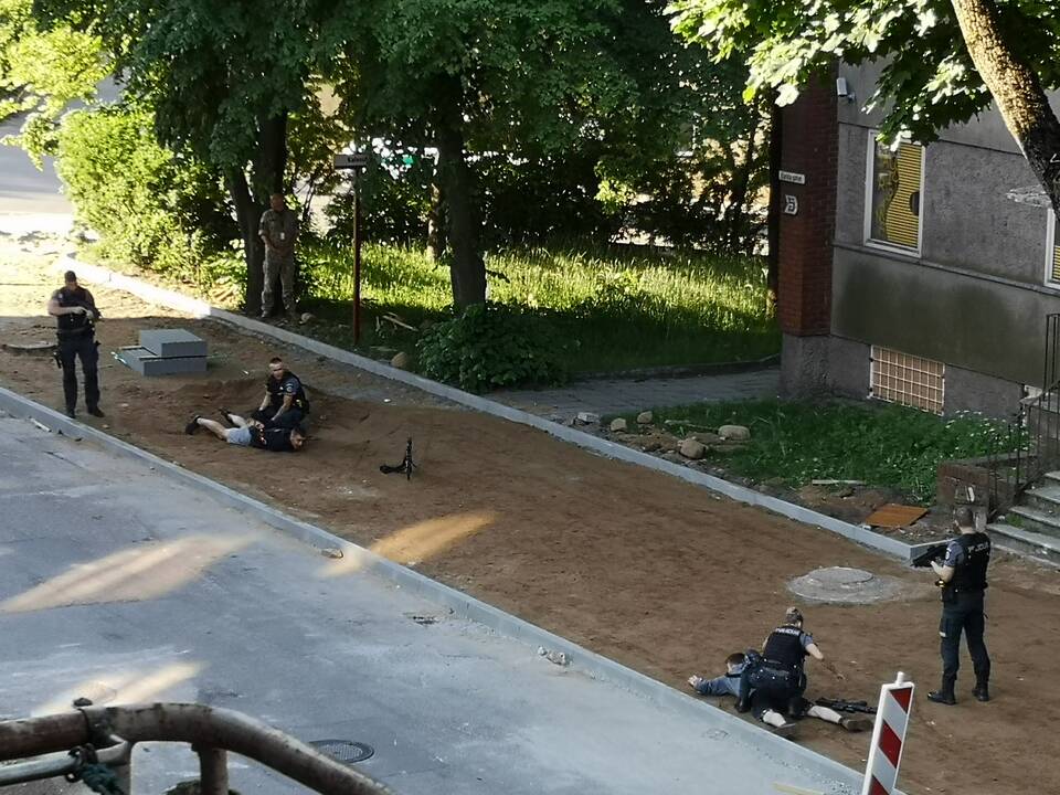 Įspūdis: pro langą stebėję pratybų veiksmus, gyventojai iš pradžių pamanė, kad tapo nusikaltėlių sulaikymo operacijos liudininkais.