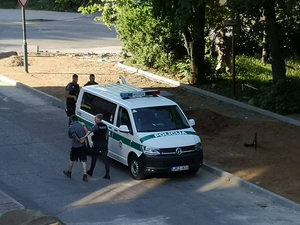 Įspūdis: pro langą stebėję pratybų veiksmus, gyventojai iš pradžių pamanė, kad tapo nusikaltėlių sulaikymo operacijos liudininkais.