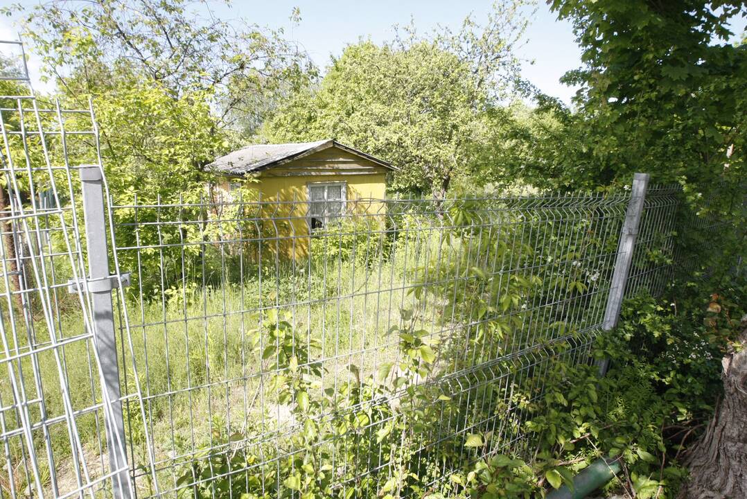 Realybė: dalis Joniškės kapinių tvoros atnaujinta, keliukų į sodus neliko.