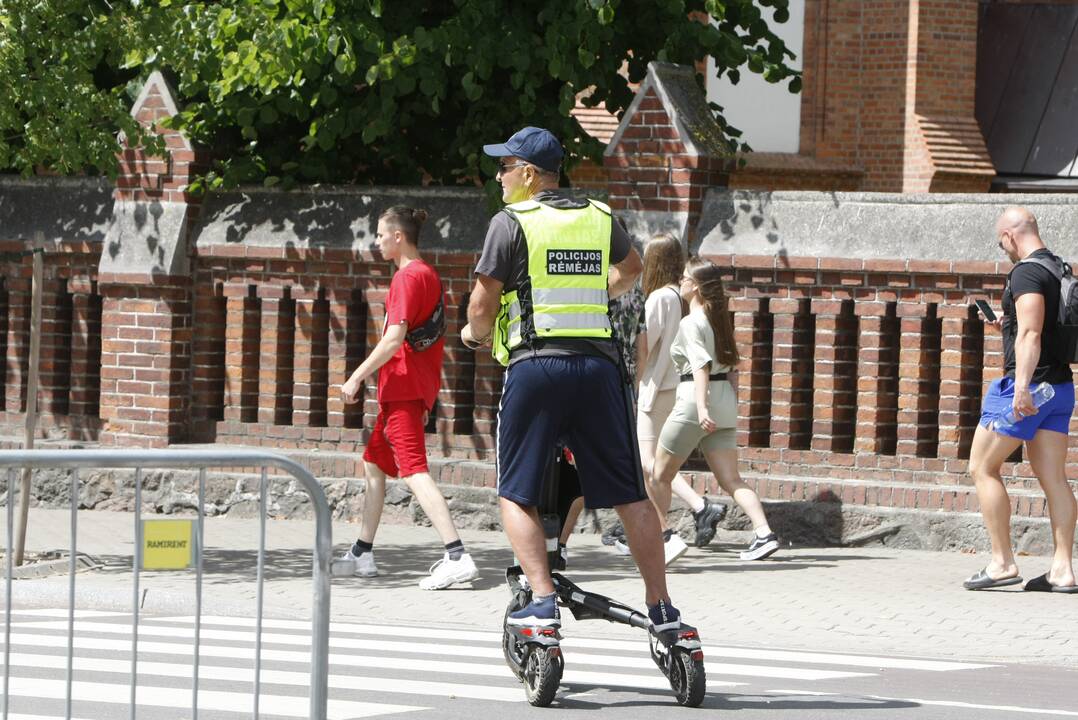 Įvairovė: Palangoje policininkus šiandien galima pamatyti ne tik jojančius ant žirgų ar važiuojančius dviračiais, bet ir tarp vasarotojų nardančius moderniausiais riedžiais.